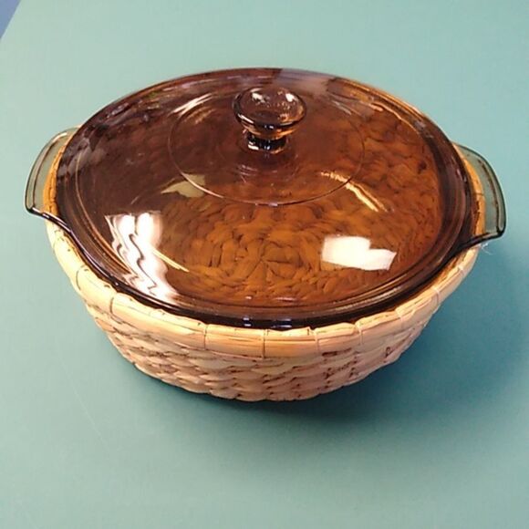 Vintage Pyrex 437 Bakeware 10 inch Casserole Dish & Lid with basket Cottagecore - Picture 1 of 10